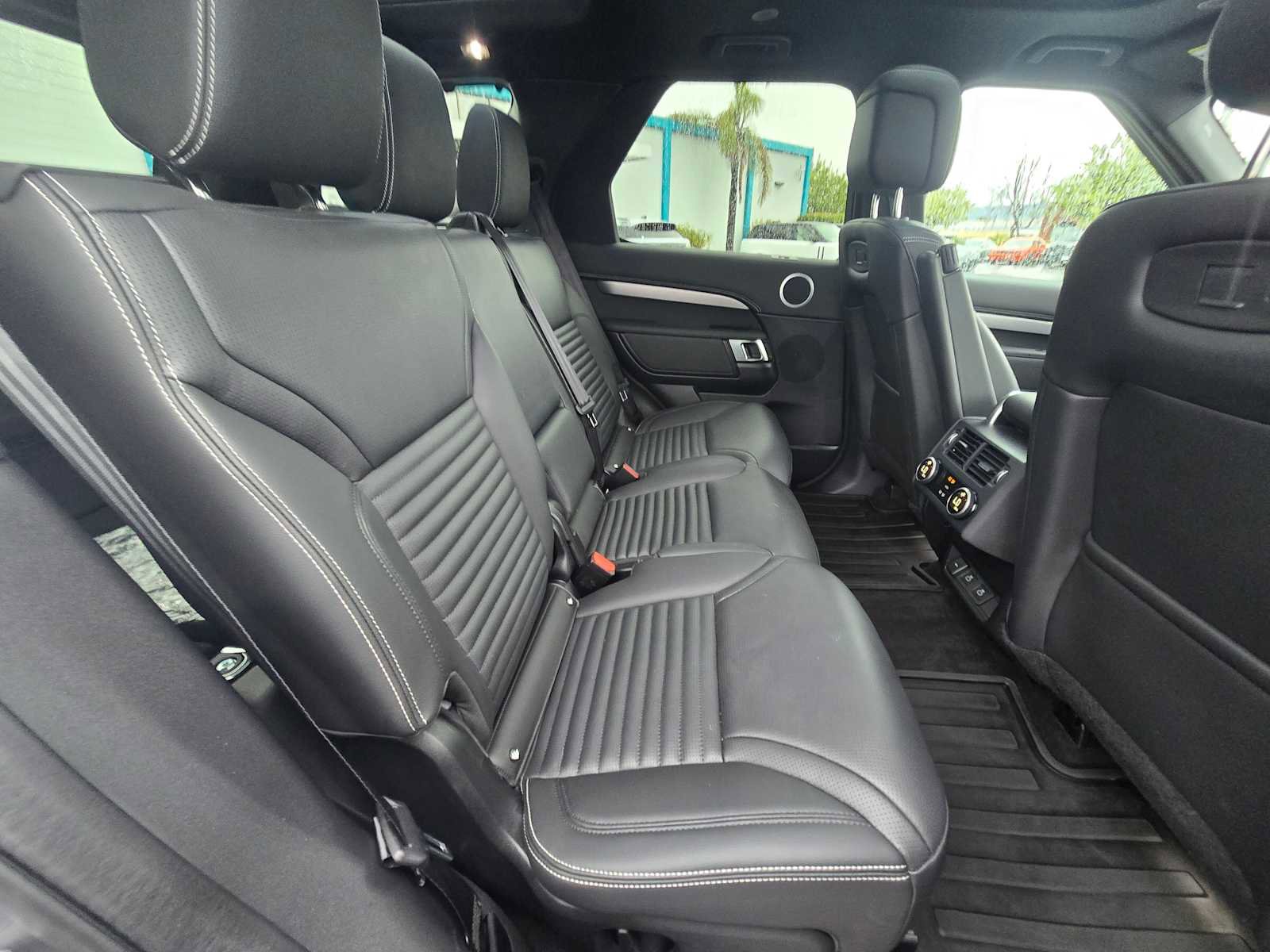 Used 2025 Land Rover Discovery Dynamic SE image 12