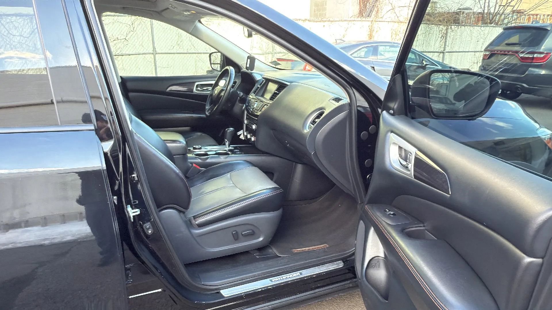 Used 2020 Nissan Pathfinder SL AWD/4WD image 25