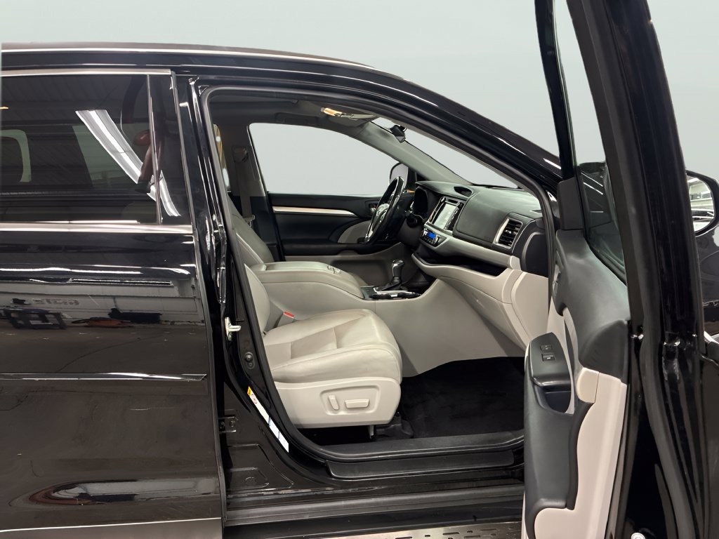 Used 2019 Toyota Highlander XLE AWD/4WD image 12