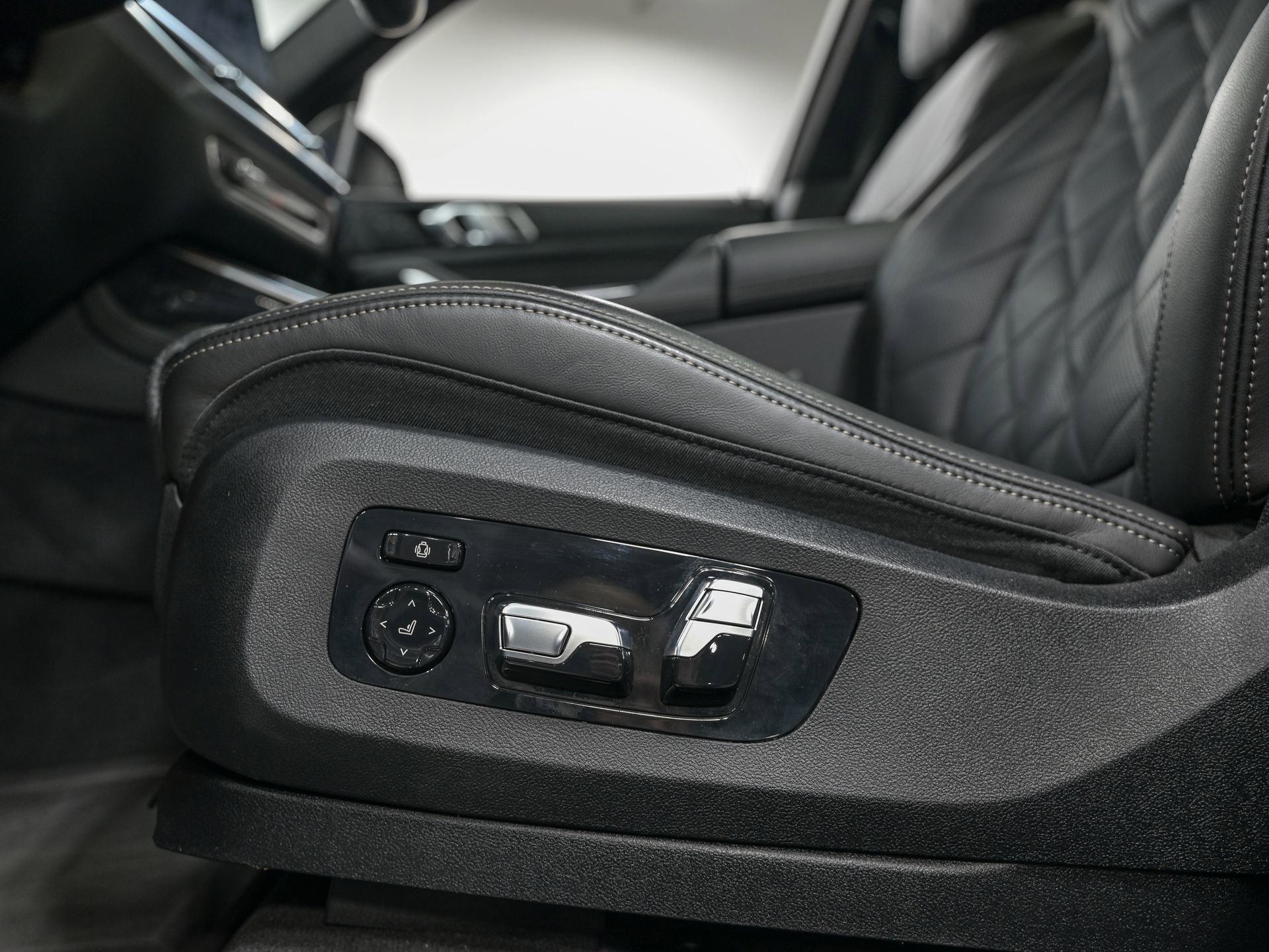 Used 2024 BMW X7 xDrive40i w/ Executive Package image 14