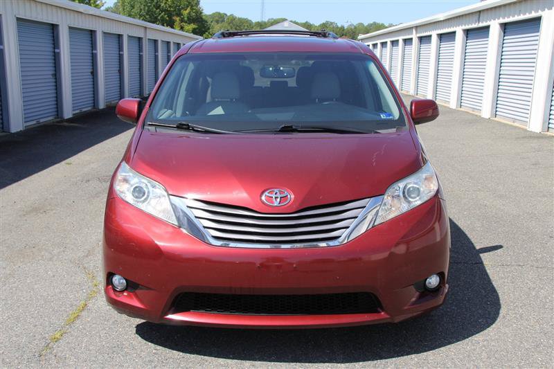 Used 2017 Toyota Sienna XLE Premium AWD/4WD image 3