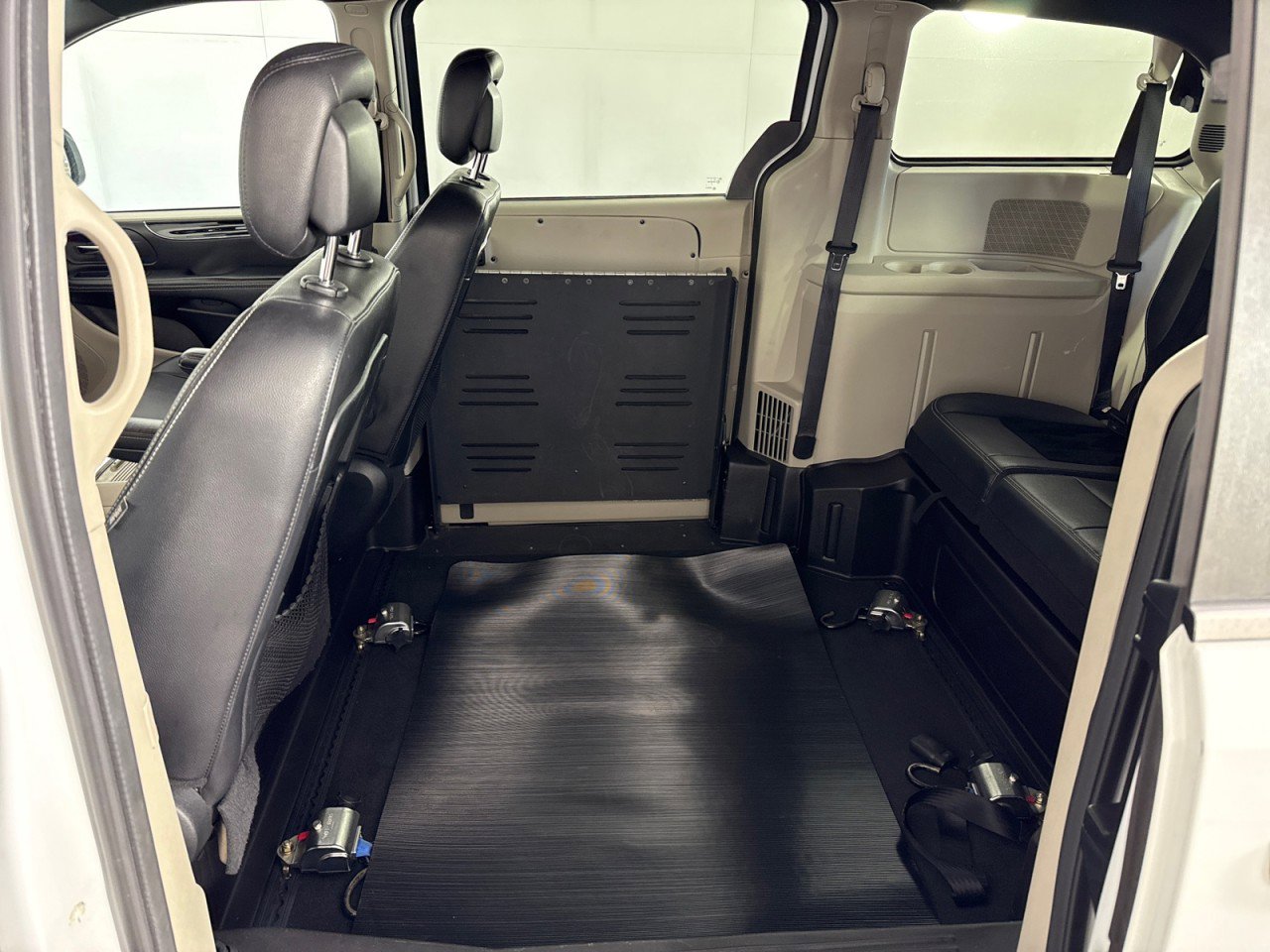 Used 2017 Dodge Grand Caravan SXT image 23