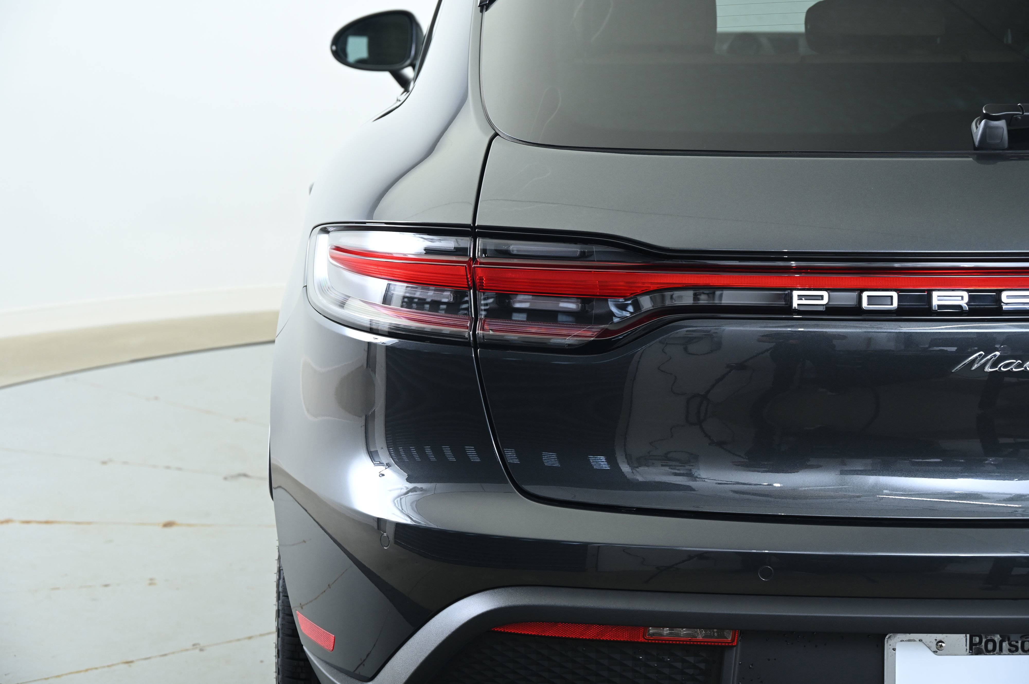 Certified 2025 Porsche Macan image 13