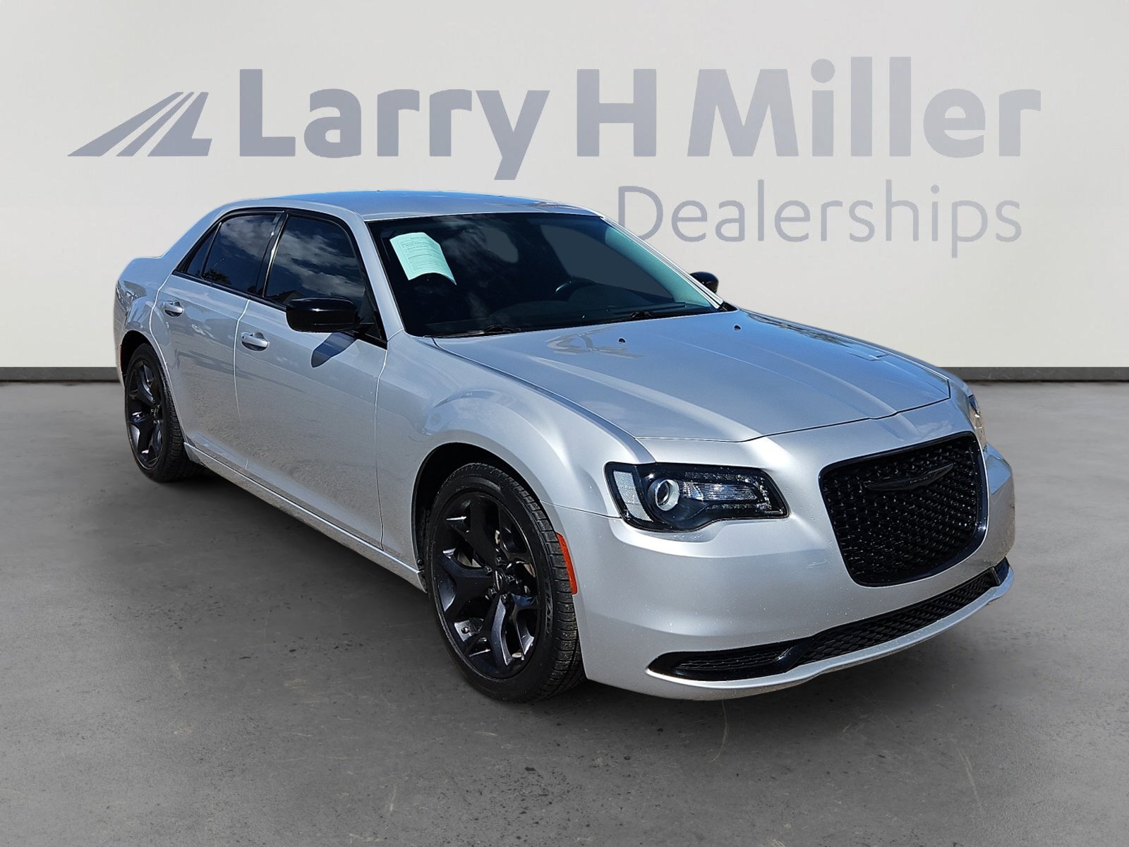 Used 2022 Chrysler 300 Touring w/ Sport Appearance Package image 7