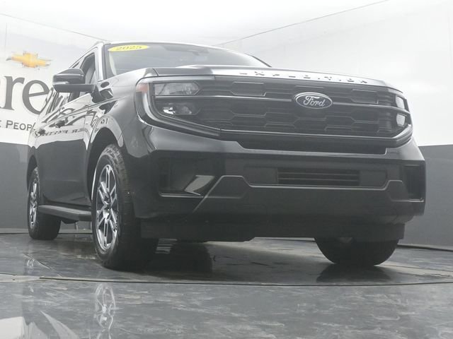 Used 2025 Ford Expedition Active AWD/4WD image 3