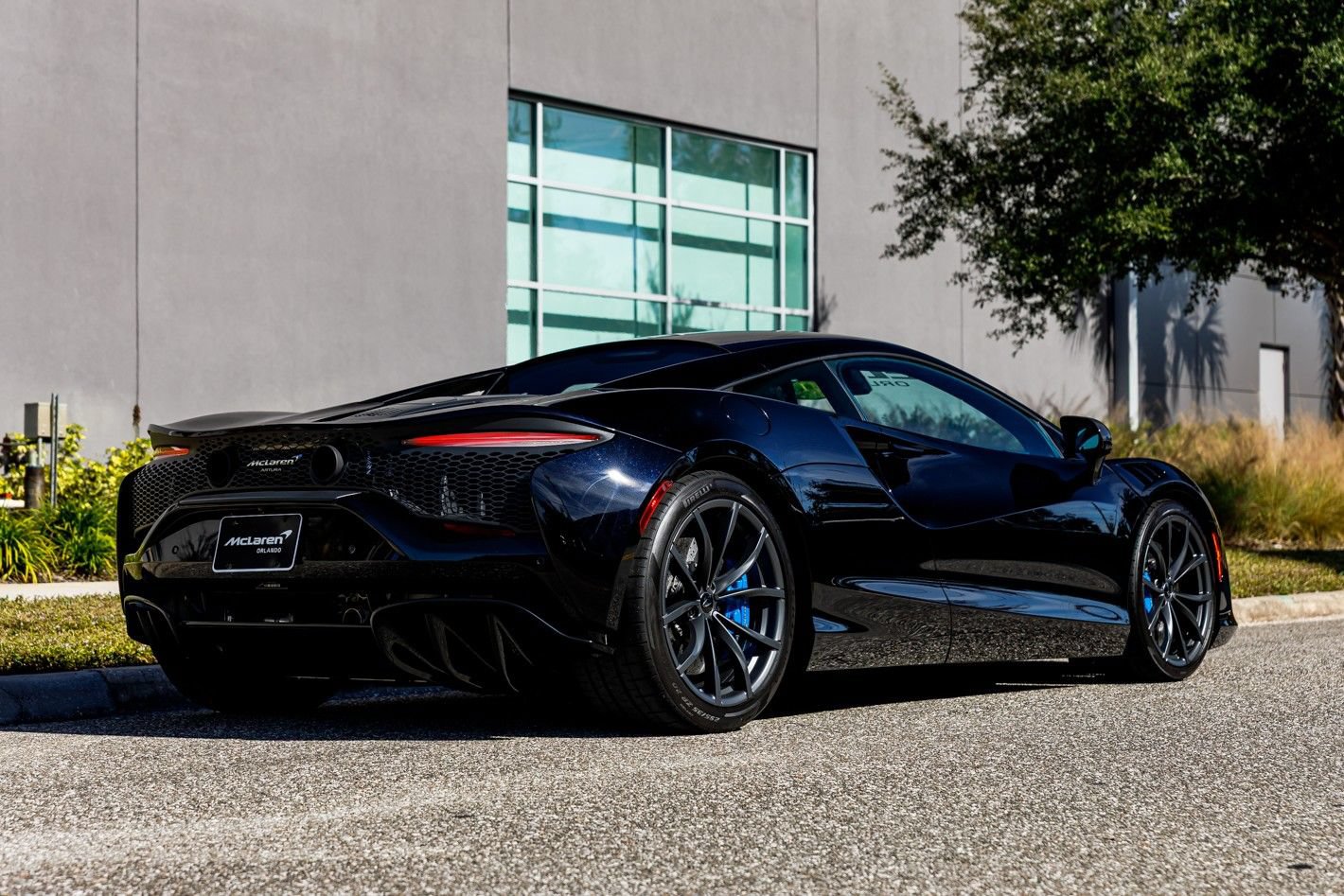 Used 2023 McLaren Artura RWD image 9