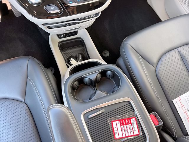 Used 2023 Chrysler Pacifica Touring-L w/ Uconnect Theater Family Group FWD image 23