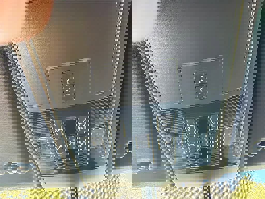 Used 2020 Volkswagen Atlas Cross Sport SE w/ Panoramic Sunroof Package image 31