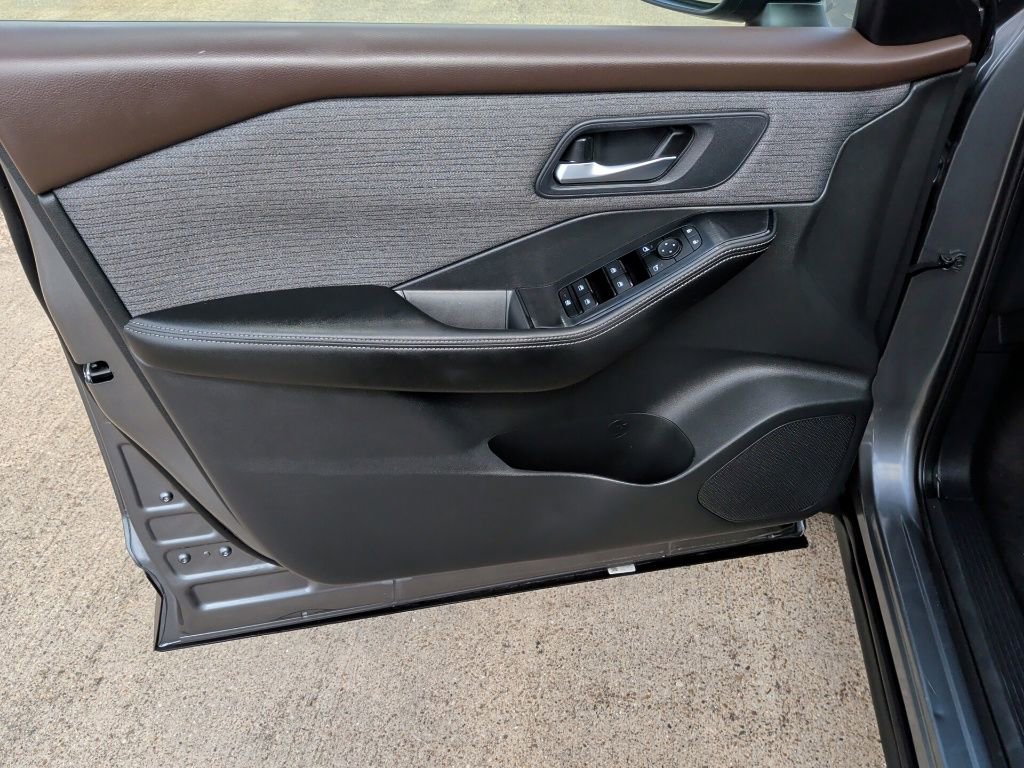 Used 2023 Nissan Rogue SV image 10