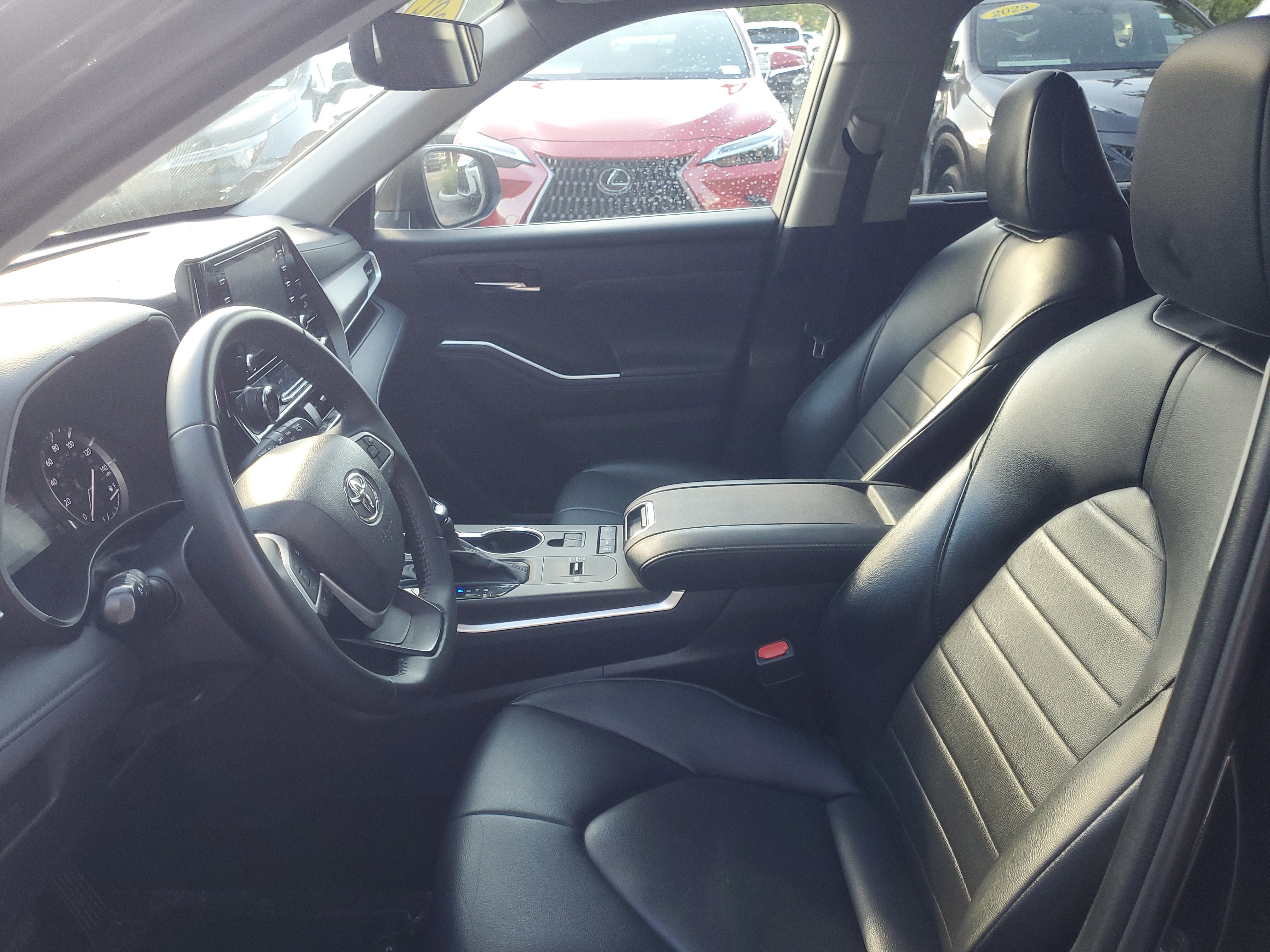 Used 2022 Toyota Highlander XLE image 16