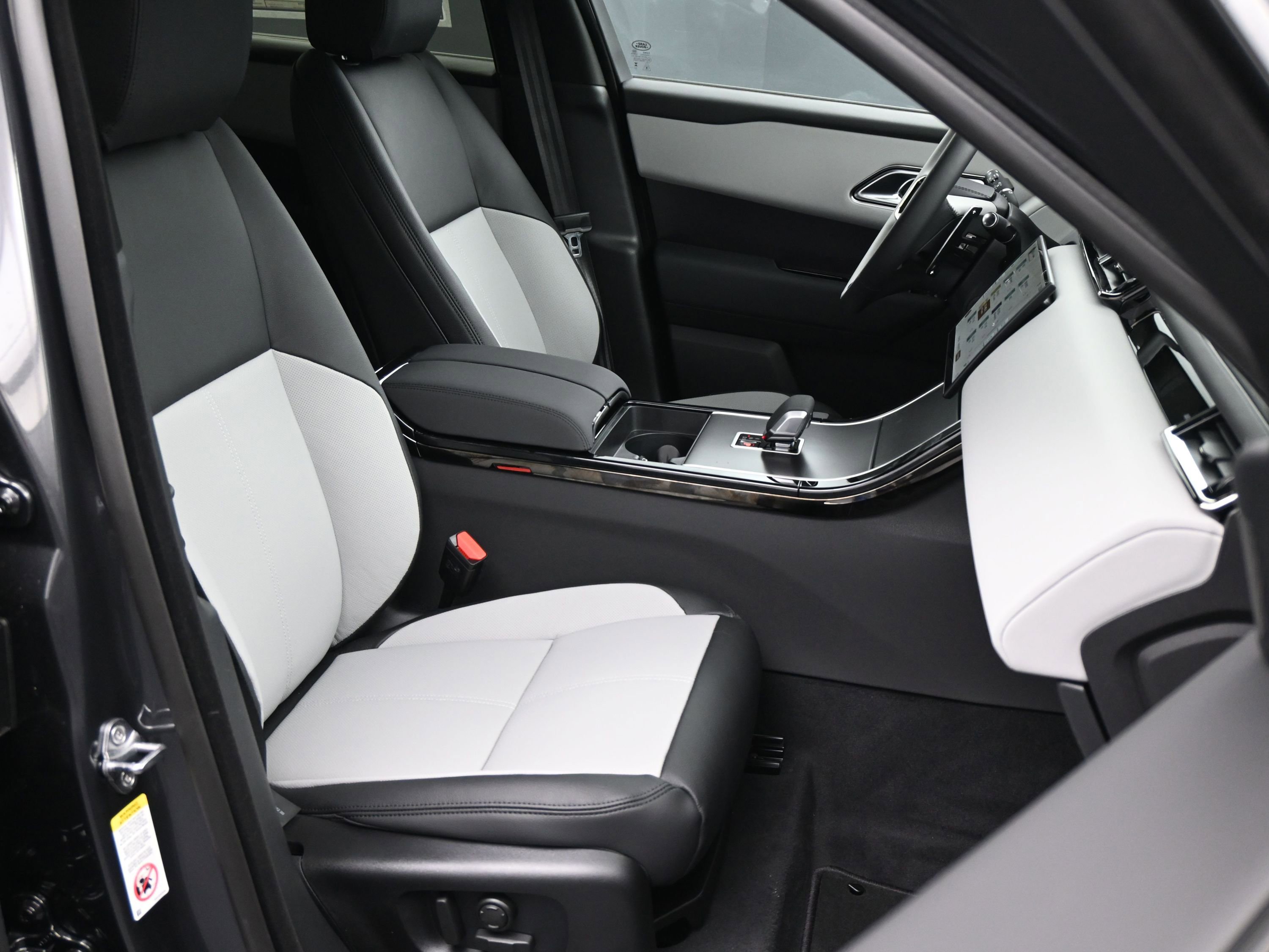 New 2026 Land Rover Range Rover Velar Dynamic SE image 10