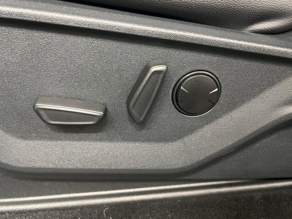 New 2026 Ford F250 Lariat w/ Black Appearance Package image 31