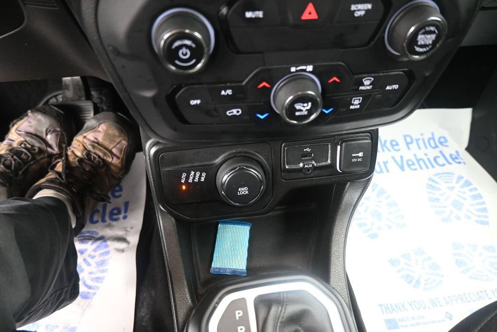 Used 2020 Jeep Renegade Latitude w/ Cold Weather Group AWD/4WD image 31