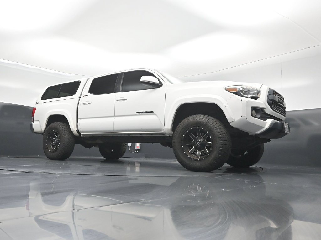 Used 2017 Toyota Tacoma SR5 w/ Tow Package AWD/4WD image 3