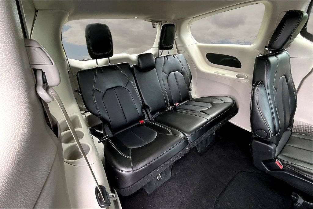 Used 2024 Chrysler Pacifica Touring-L FWD image 26