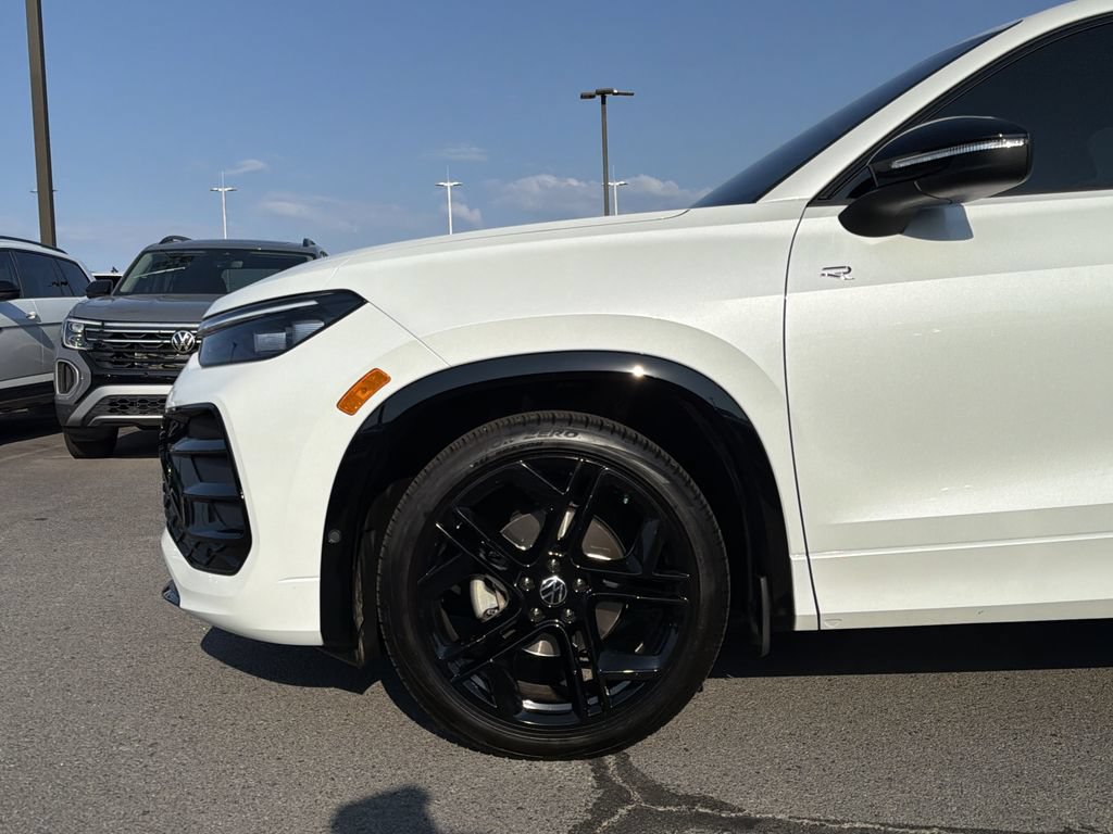 Used 2025 Volkswagen Tiguan SE R-Line FWD image 9