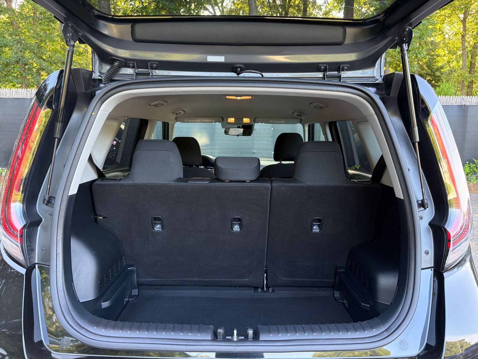Used 2025 Kia Soul LX w/ LX Technology Package FWD image 29