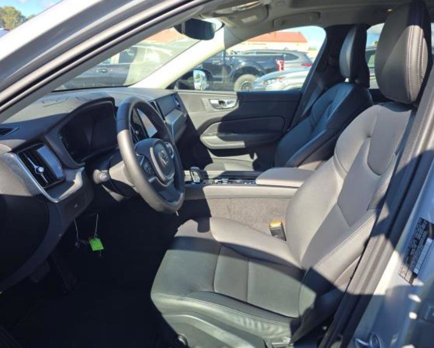 Used 2025 Volvo XC60 B5 Core AWD/4WD image 3