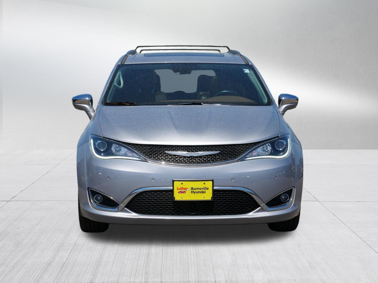 Used 2018 Chrysler Pacifica Limited w/ Tire & Wheel Group FWD image 2
