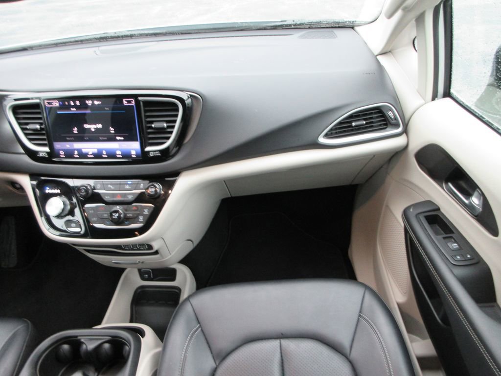 Used 2024 Chrysler Pacifica Touring-L FWD image 15