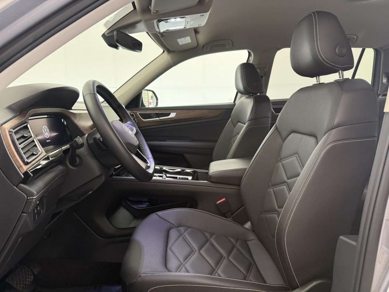 Used 2025 Volkswagen Atlas SE AWD/4WD image 15