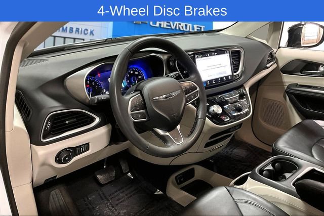 Used 2024 Chrysler Pacifica Touring-L image 18