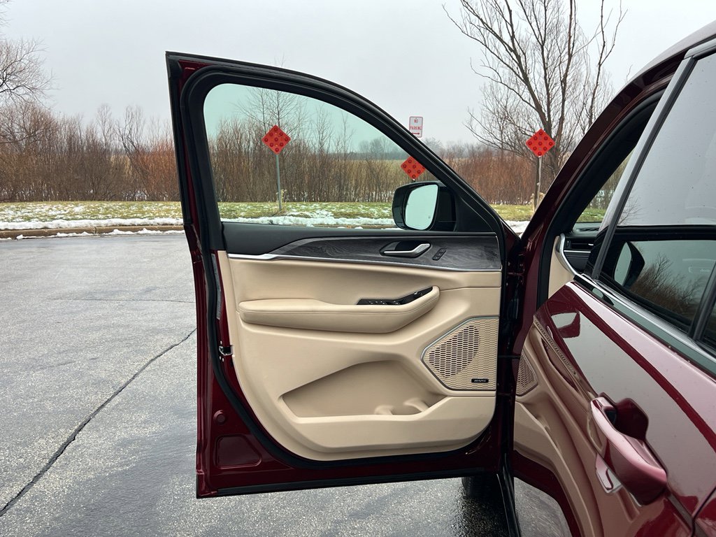 Used 2024 Jeep Grand Cherokee Limited w/ Luxury Tech Group II image 10