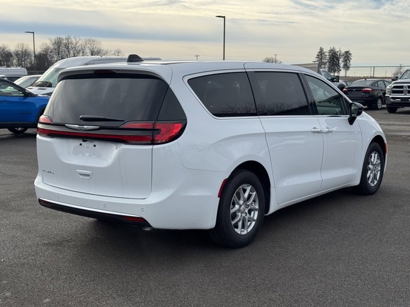 New 2026 Chrysler Pacifica Select image 3