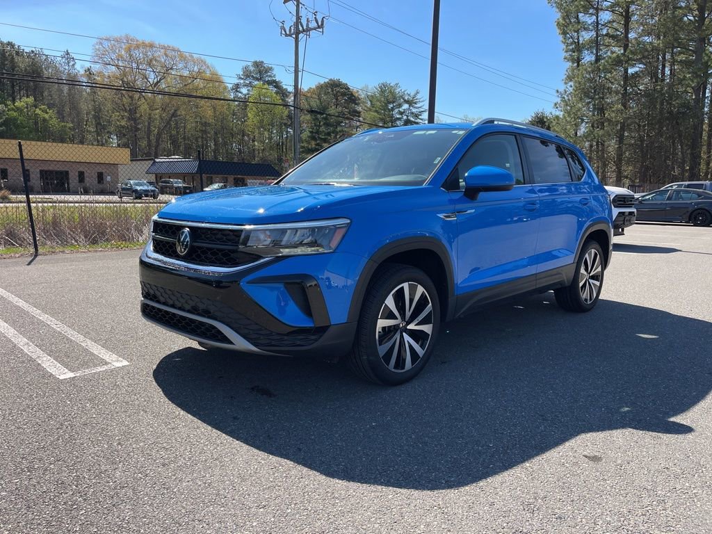 Used 2024 Volkswagen Taos SE image 2