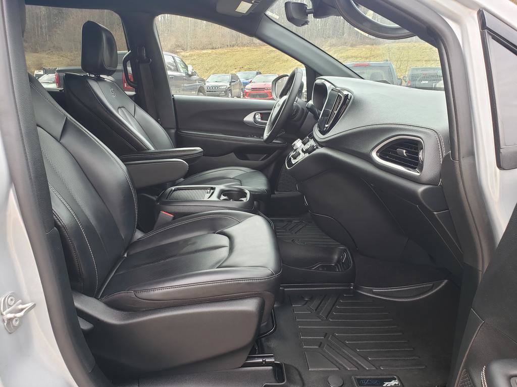 Used 2023 Chrysler Pacifica Touring-L w/ S Appearance Package image 16