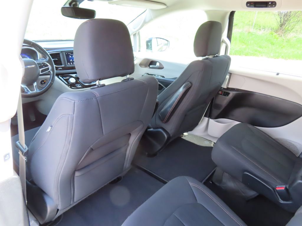 Used 2019 Chrysler Pacifica Touring Plus w/ Tire & Wheel Group FWD image 23