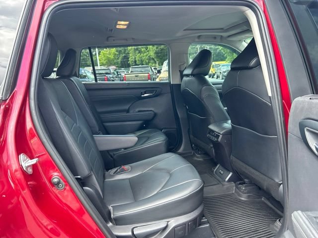 Used 2020 Toyota Highlander XLE AWD/4WD image 21