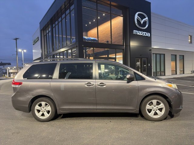 Used 2014 Toyota Sienna LE image 4