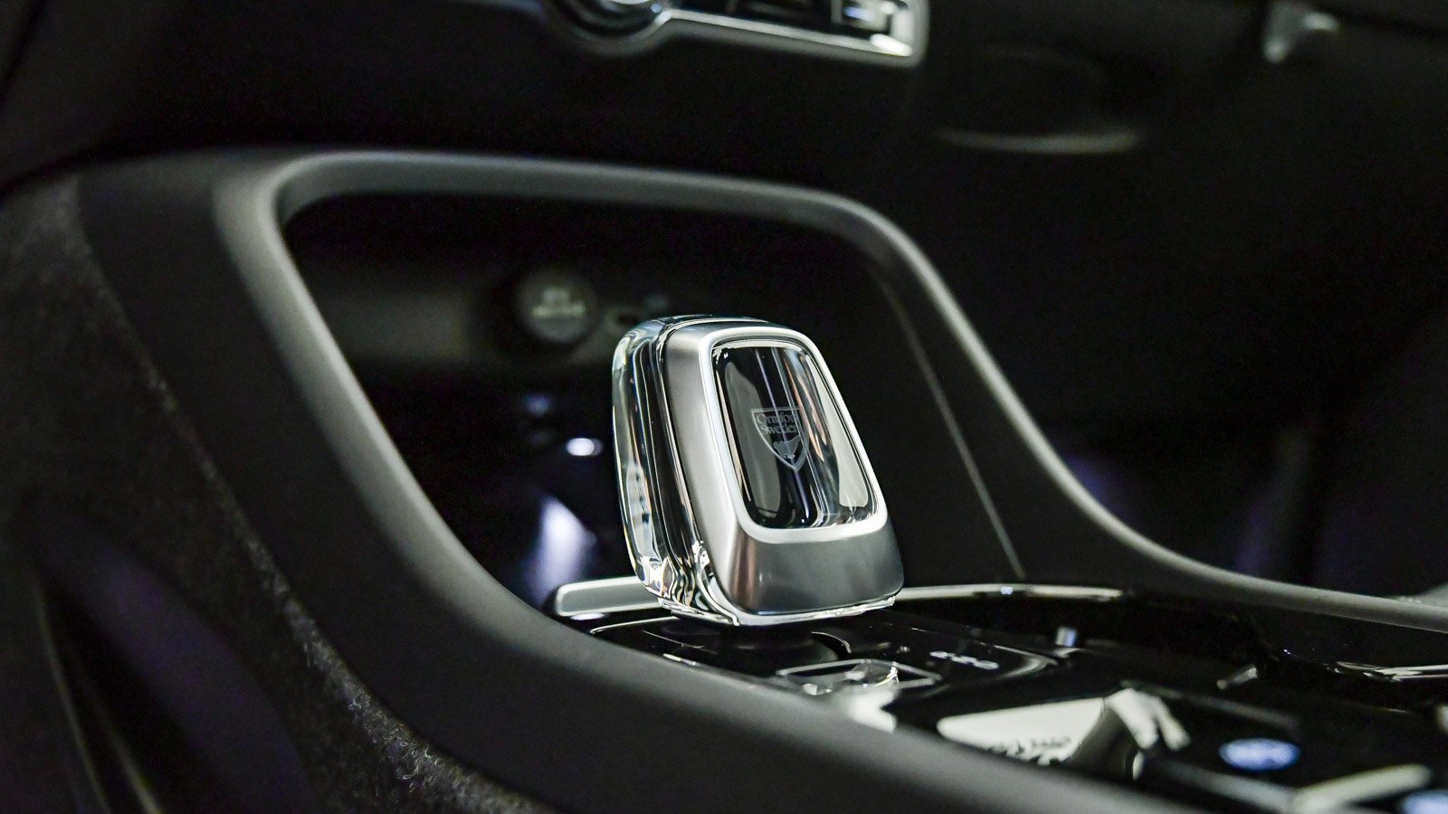 Certified 2025 Volvo XC40 B5 Ultra w/ Climate Package image 26