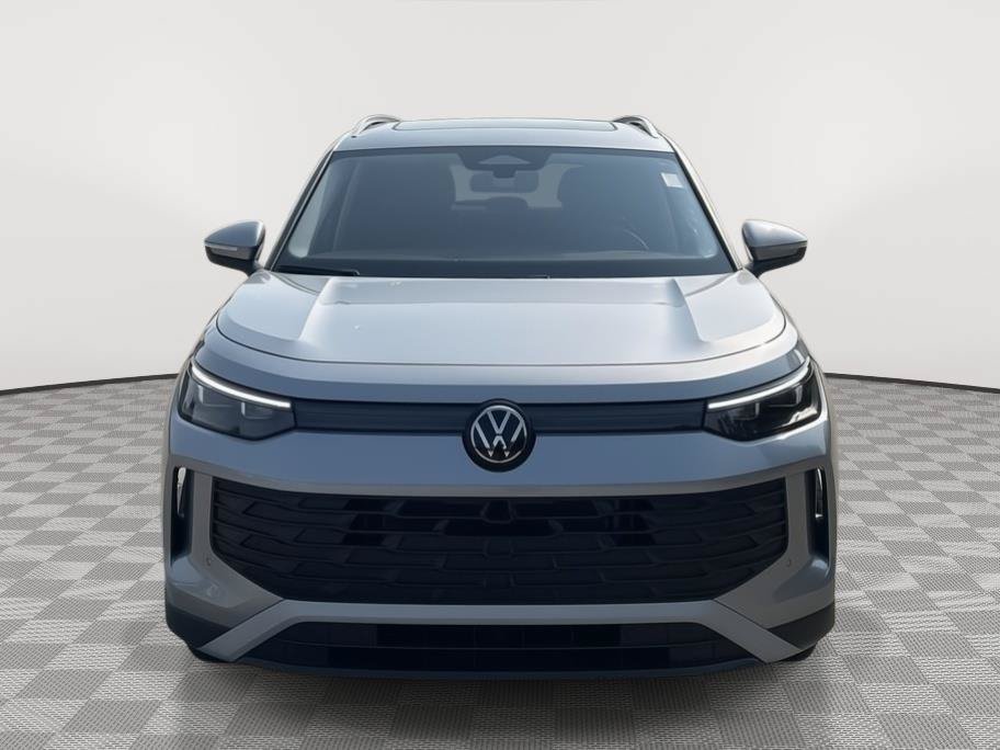 Certified 2025 Volkswagen Tiguan SE w/ Panoramic Sunroof Package AWD/4WD image 3