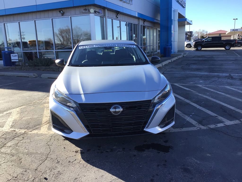 Used 2024 Nissan Altima 2.5 SV image 2