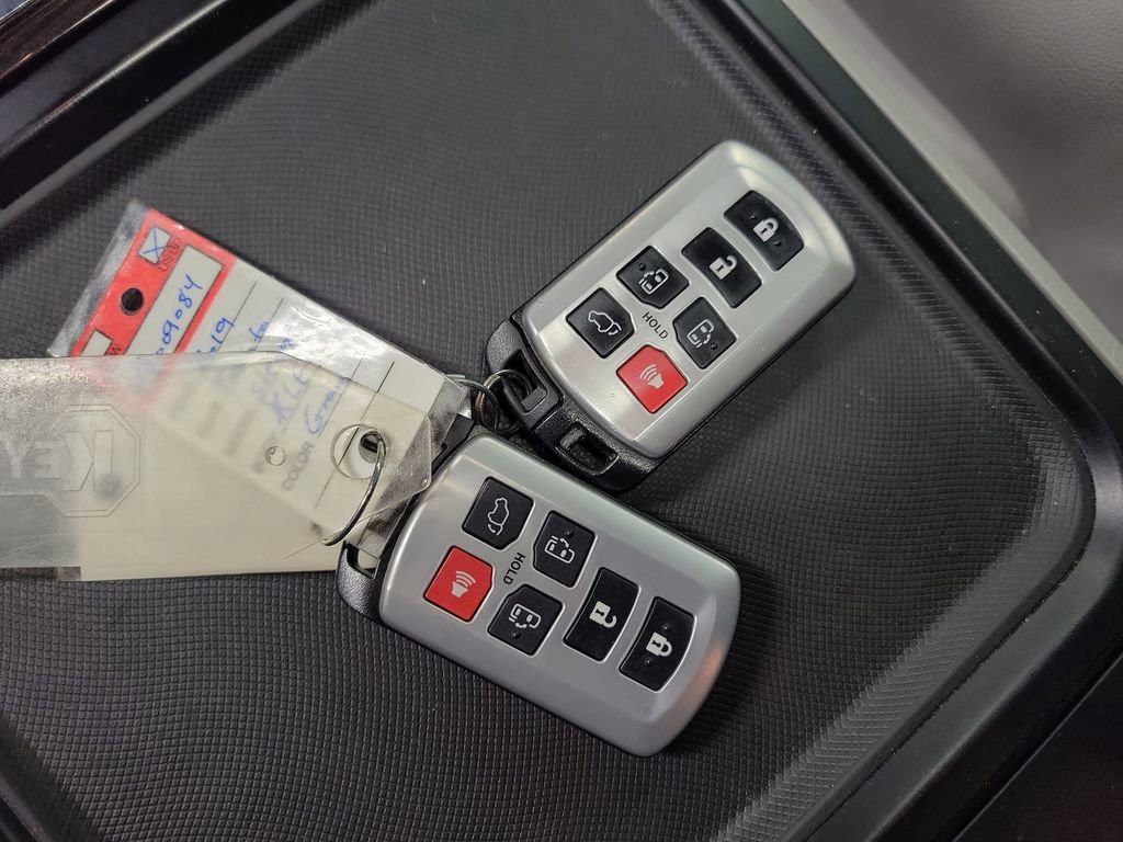 Used 2019 Toyota Sienna XLE w/ XLE Navigation Package image 16