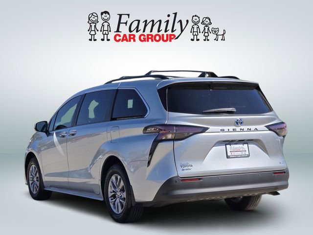 Used 2025 Toyota Sienna XLE image 3