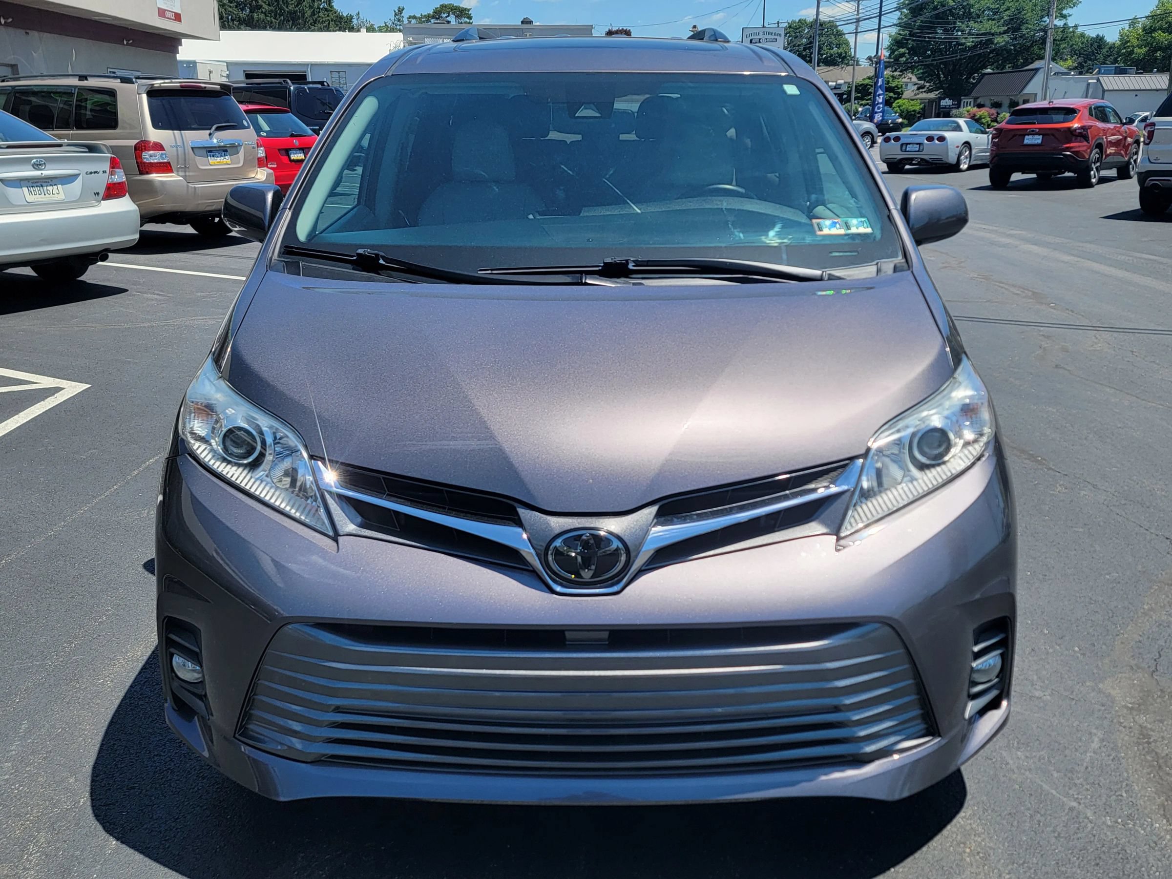 Used 2020 Toyota Sienna XLE AWD/4WD image 2