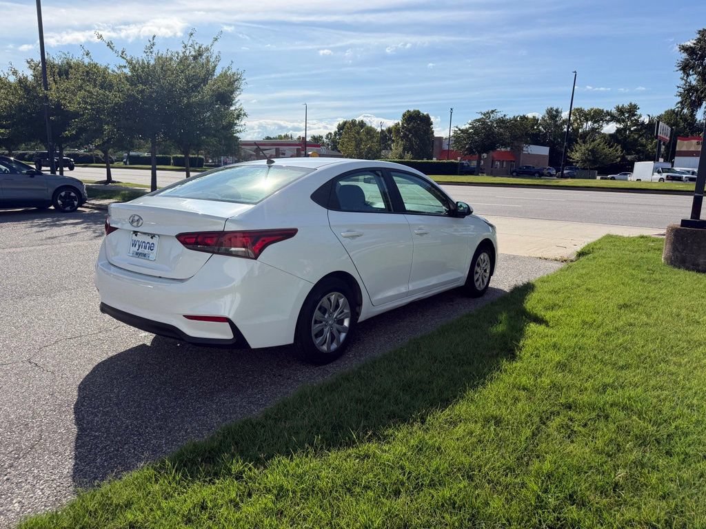 Used 2022 Hyundai Accent SE FWD image 2