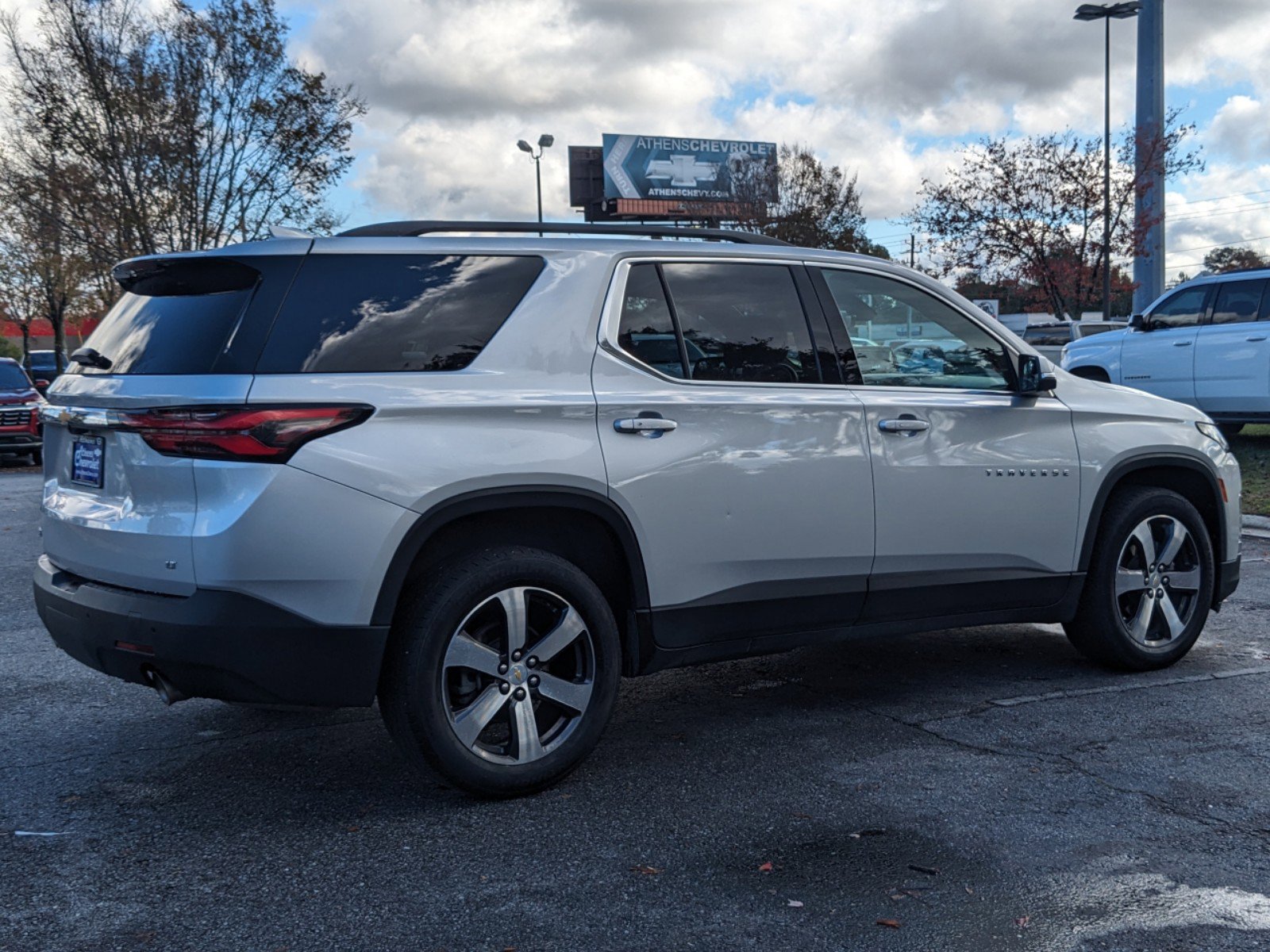 Used 2022 Chevrolet Traverse LT w/ LT Premium Package image 4