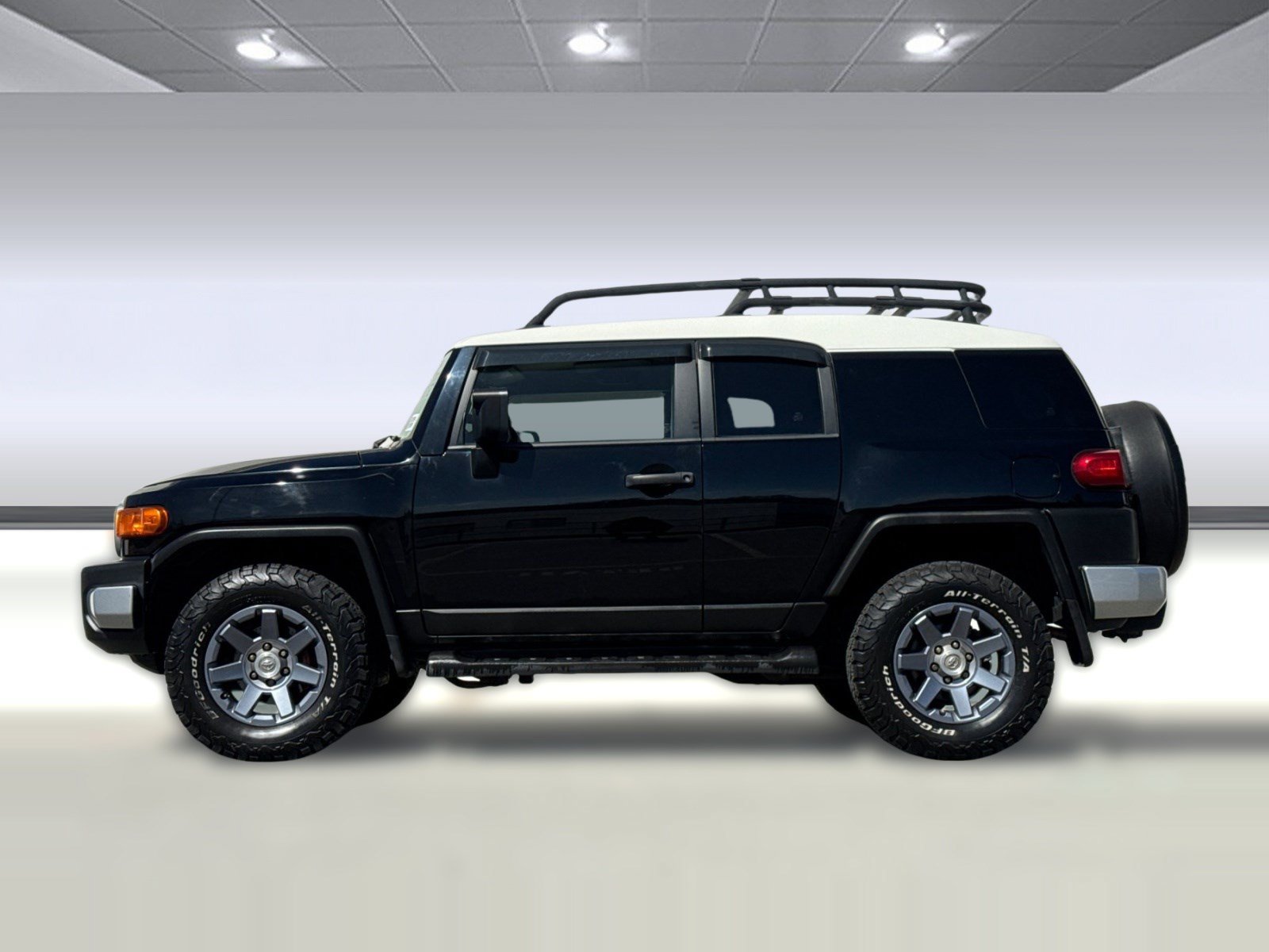 Used 2014 Toyota FJ Cruiser 4WD w/ Upgrade Package image 2