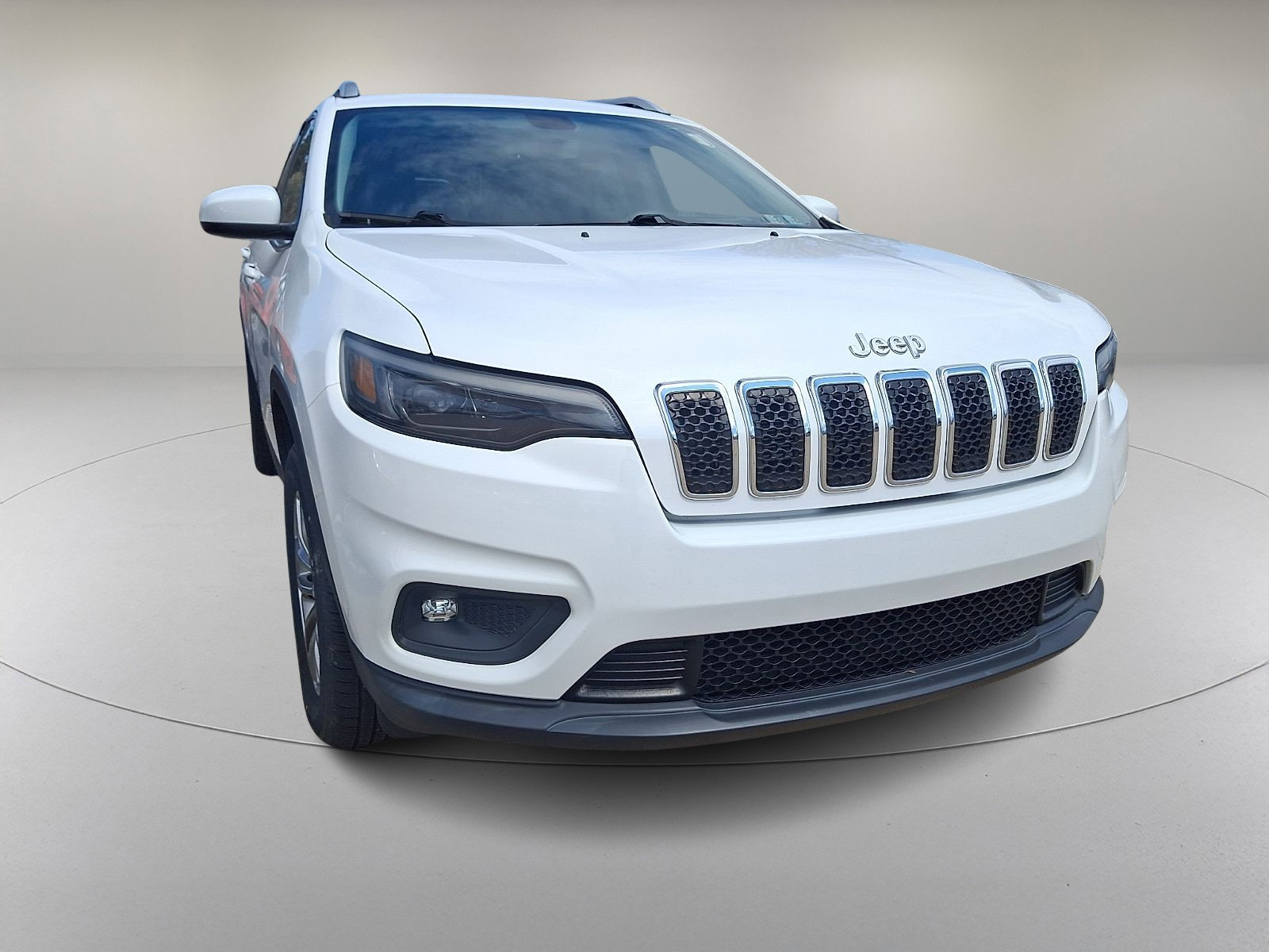 Used 2019 Jeep Cherokee Latitude Plus w/ Comfort/Convenience Group image 2