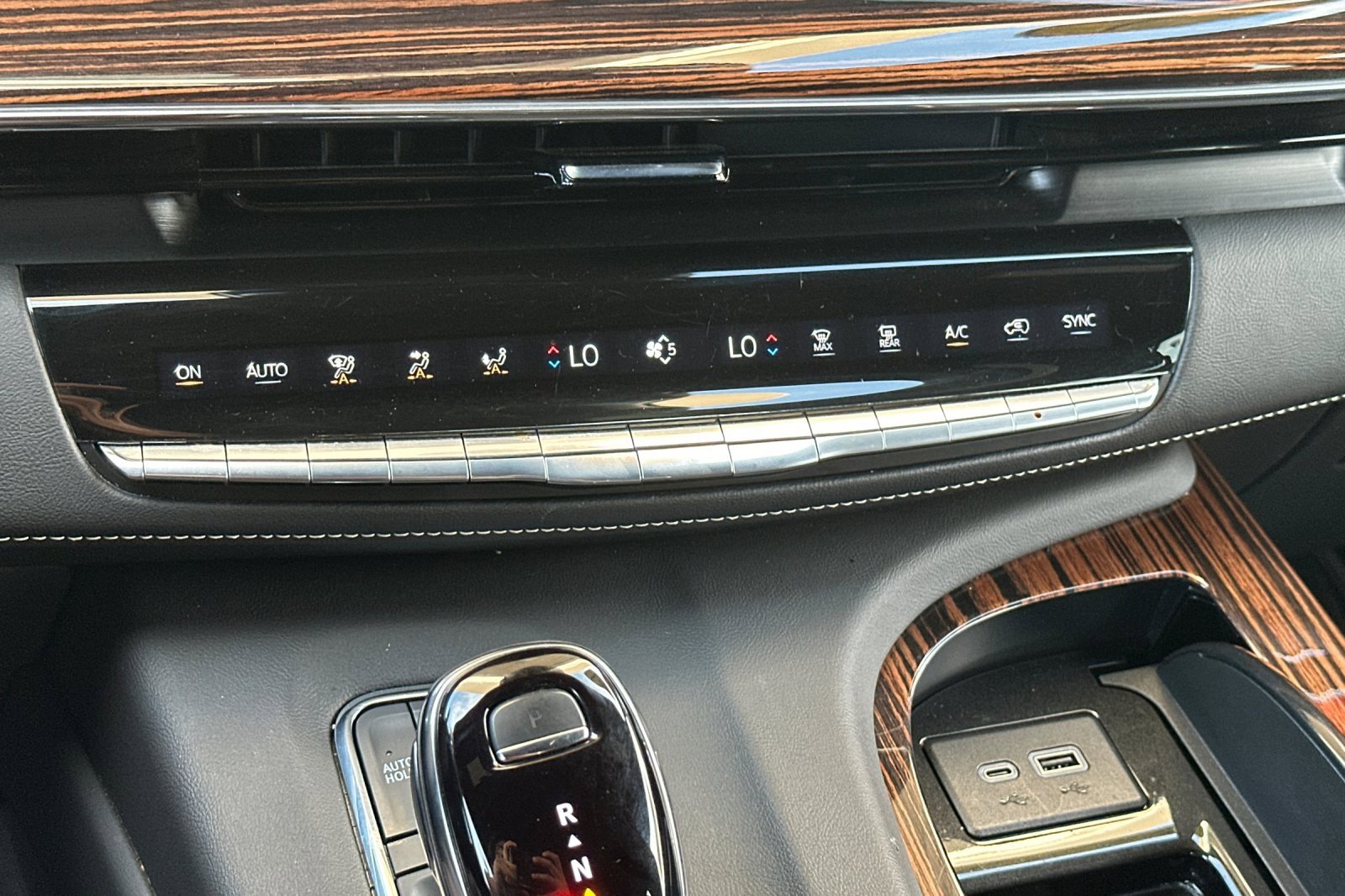 Used 2024 Cadillac Escalade Premium Luxury w/ Performance Package image 30