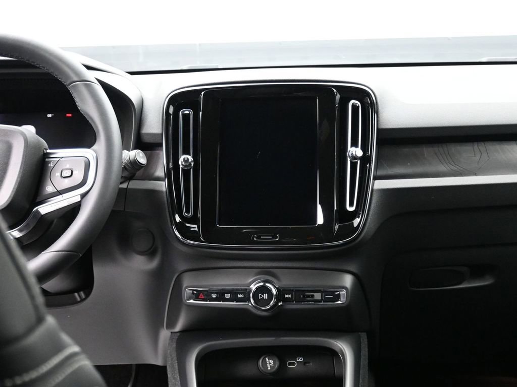 Used 2023 Volvo XC40 Recharge Plus image 14
