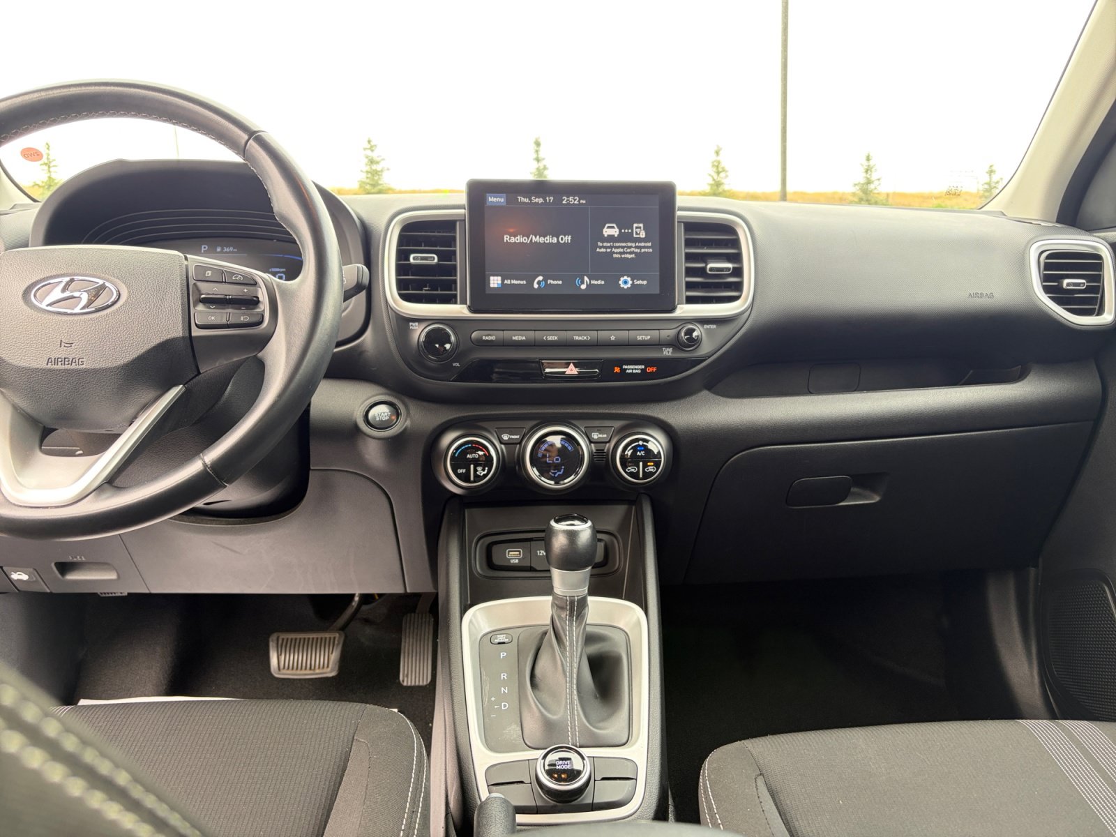 Used 2025 Hyundai Venue SEL FWD image 19