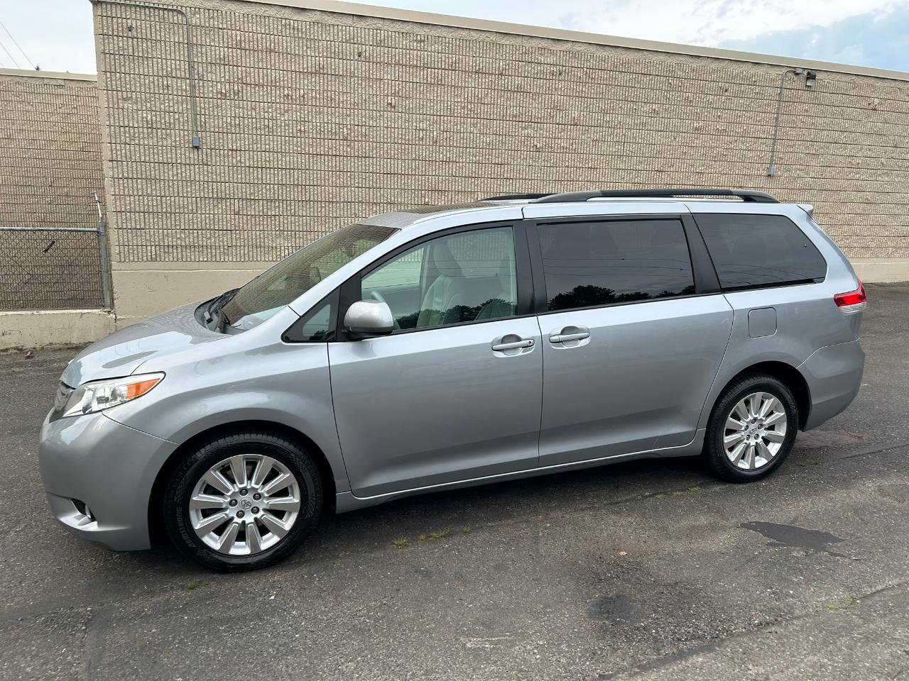 Used 2014 Toyota Sienna XLE AWD/4WD image 8