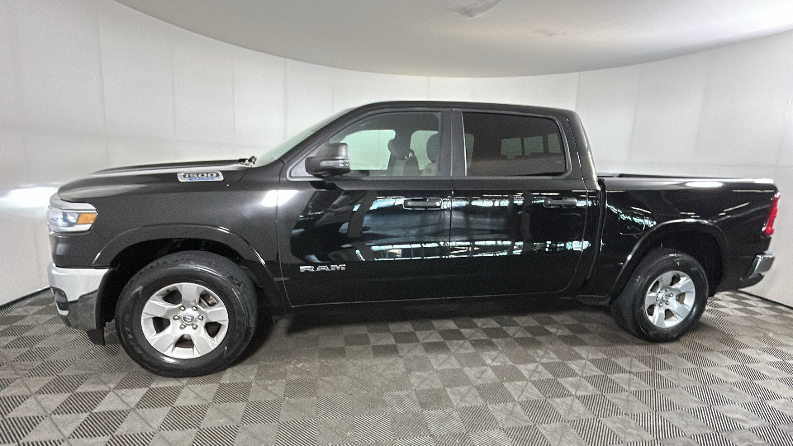 Used 2025 RAM 1500 Big Horn AWD/4WD image 7