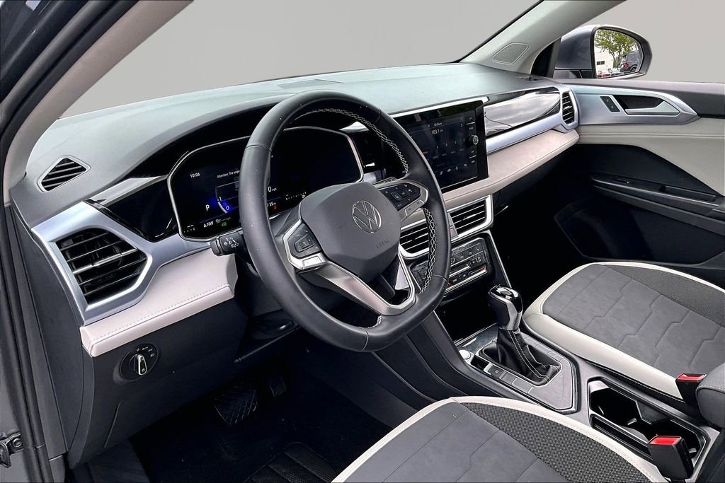 Used 2025 Volkswagen Taos SE FWD image 12