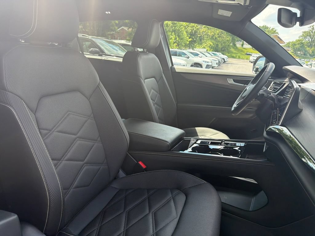 Used 2025 Volkswagen Atlas Cross Sport SE w/ Panoramic Sunroof Package FWD image 42